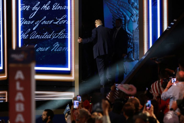 Fox News ngừng phát sóng các buổi rally của Trump