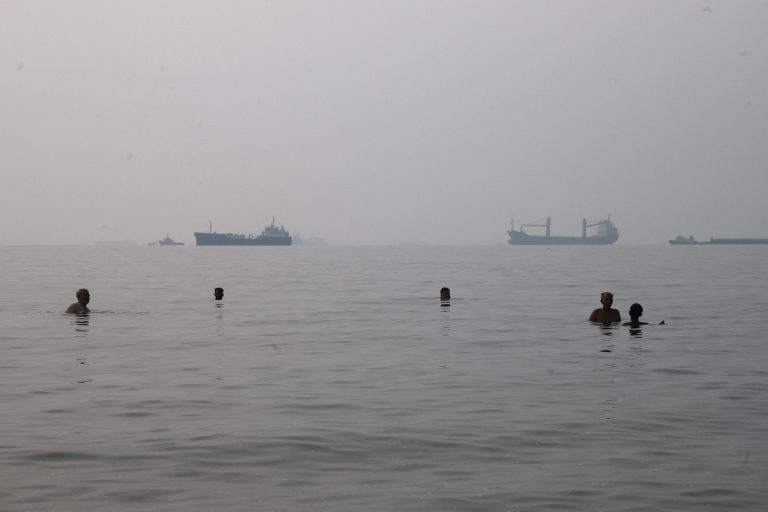 Tại sao giá xăng dầu vẫn cao dù Hormuz đã mở