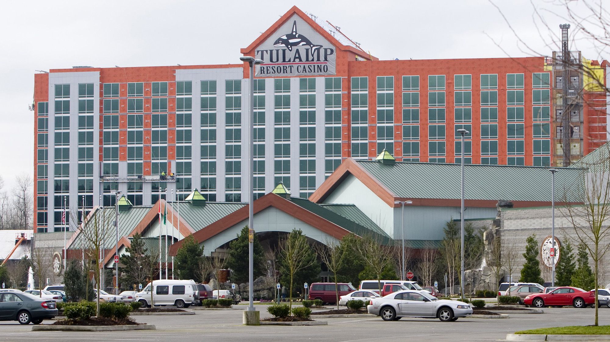 Sòng bạc Tulalip Resort Casino nằm ngay bên cạnh Xa lộ 5 ở Marysville, Wash. vào ngày 14 tháng 2 năm 2008. Các bộ lạc Tulalip cũng đã phát triển các tài sản thương mại và bán lẻ lớn.