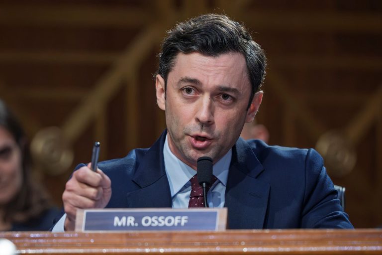 Jon Ossoff’s ‘Travels with Natalie’ cho thấy cách các ứng cử viên thu hút sự chú ý trong văn hóa clip