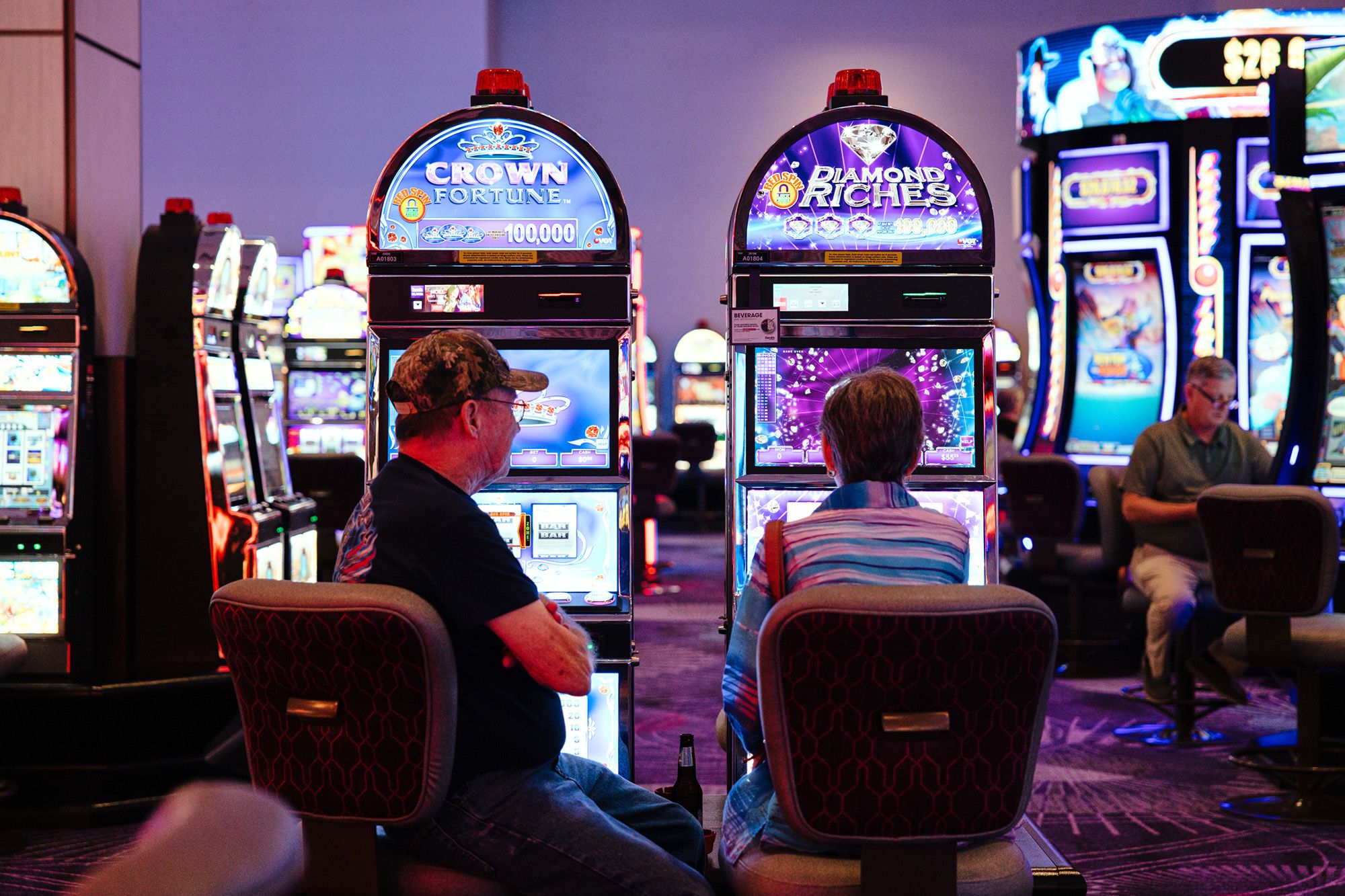 Mọi người chơi máy đánh bạc tại Harrah's Casino, thuộc sở hữu của Iowa Tribe of Oklahoma, tại Chandler, Oklahoma.