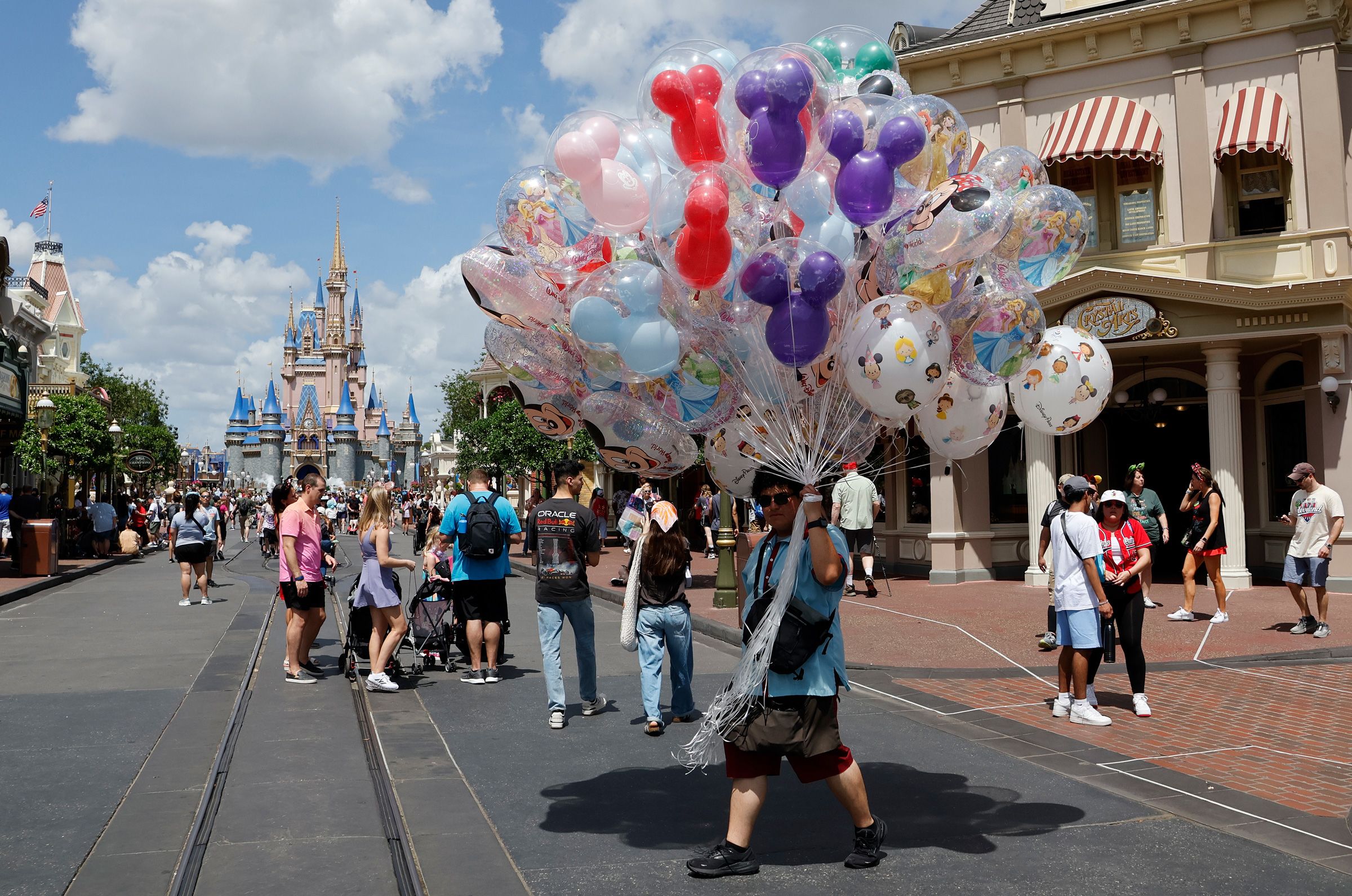 Người bán bóng bay tại Walt Disney World vào ngày 3 tháng 4 năm 2025, tại Orlando, Florida.