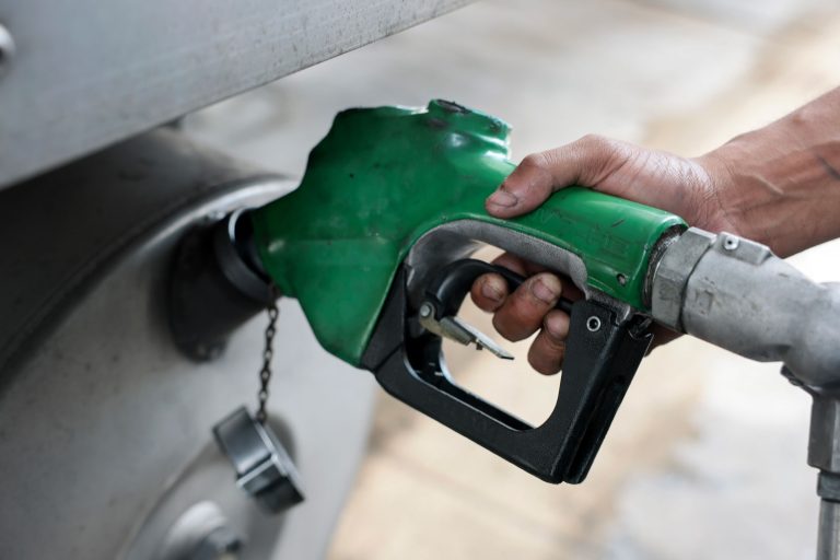 Trump ký lệnh hành pháp nhằm hạ giá diesel