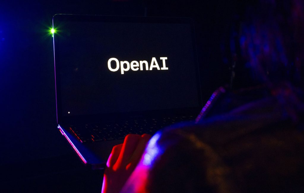 OpenAI cáo buộc cựu nhân viên rò rỉ thông tin cho Apple