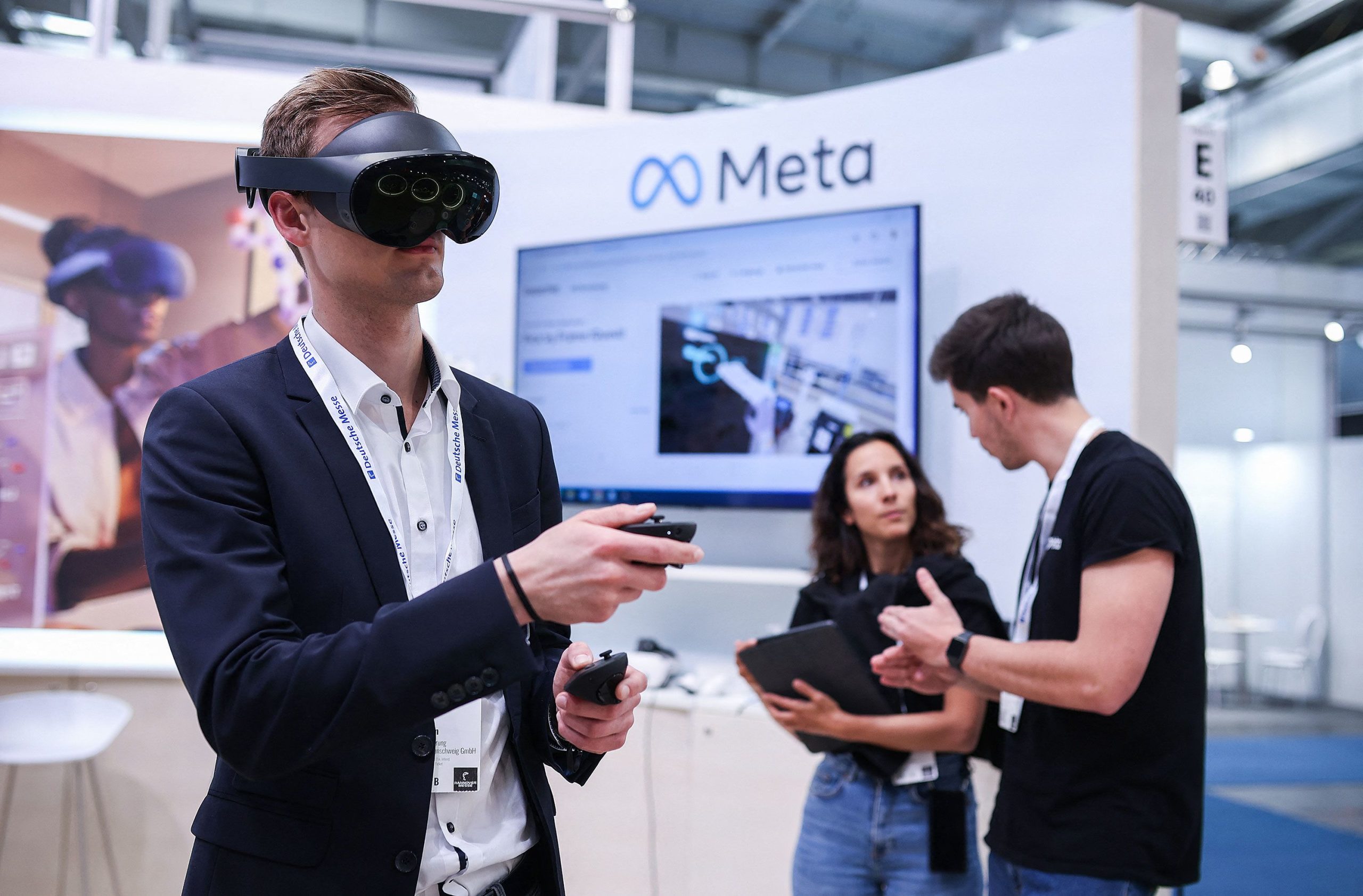 Một khách tham quan thử kính Meta Quest Pro tại gian hàng của Meta Platforms tại Hội chợ công nghệ Hanover vào ngày 22 tháng 4 năm 2024 tại Hanover, Đức.