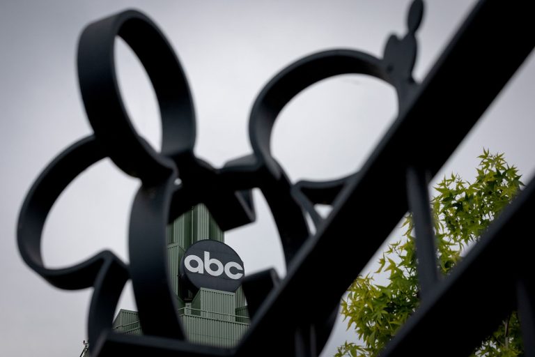ABC kiện FCC của Trump vì tự do ngôn luận