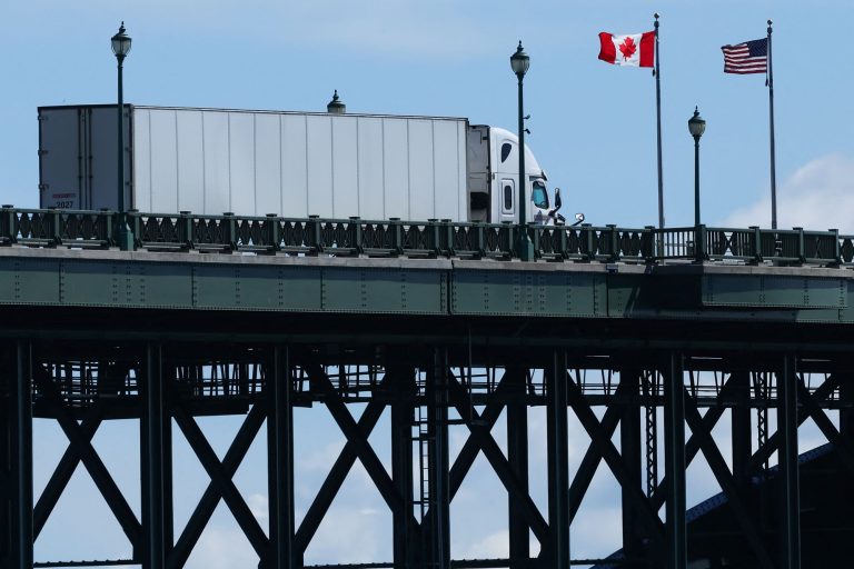 Trump trì hoãn mức thuế 50% mà ông đã đe dọa áp dụng cho một số hàng hóa của Canada