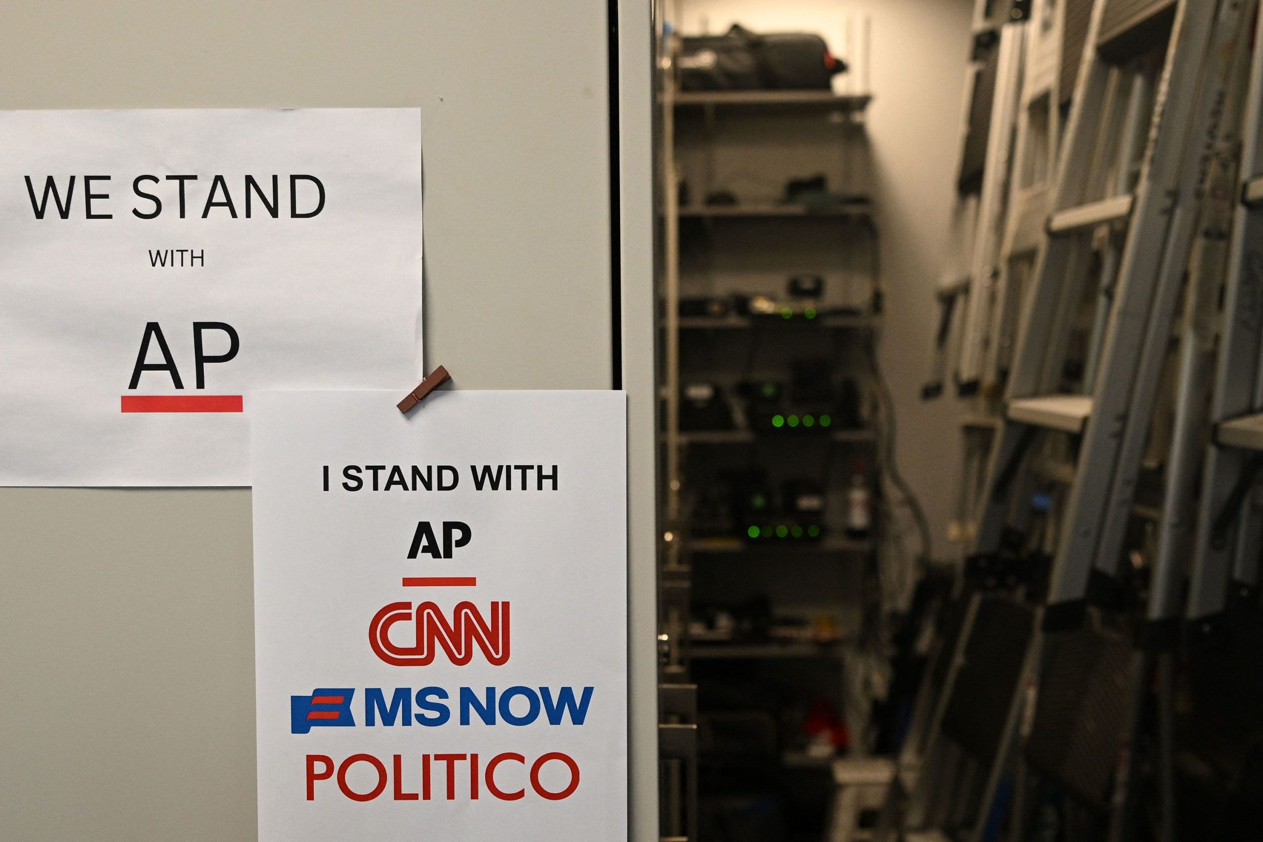 Các biểu ngữ ủng hộ Associated Press, CNN, MS NOW và Politico bên trong phòng họp báo Nhà Trắng tại Washington, DC vào ngày 21 tháng 9 năm 2026.