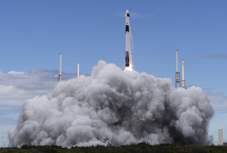 Trump mua chứng khoán SpaceX trước đơn đặt hàng lớn