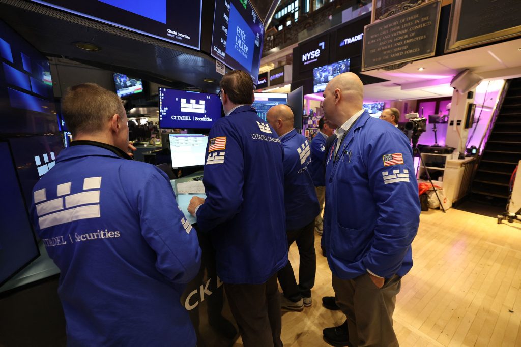 US stocks hit record high, shrugging off bond market turmoil
