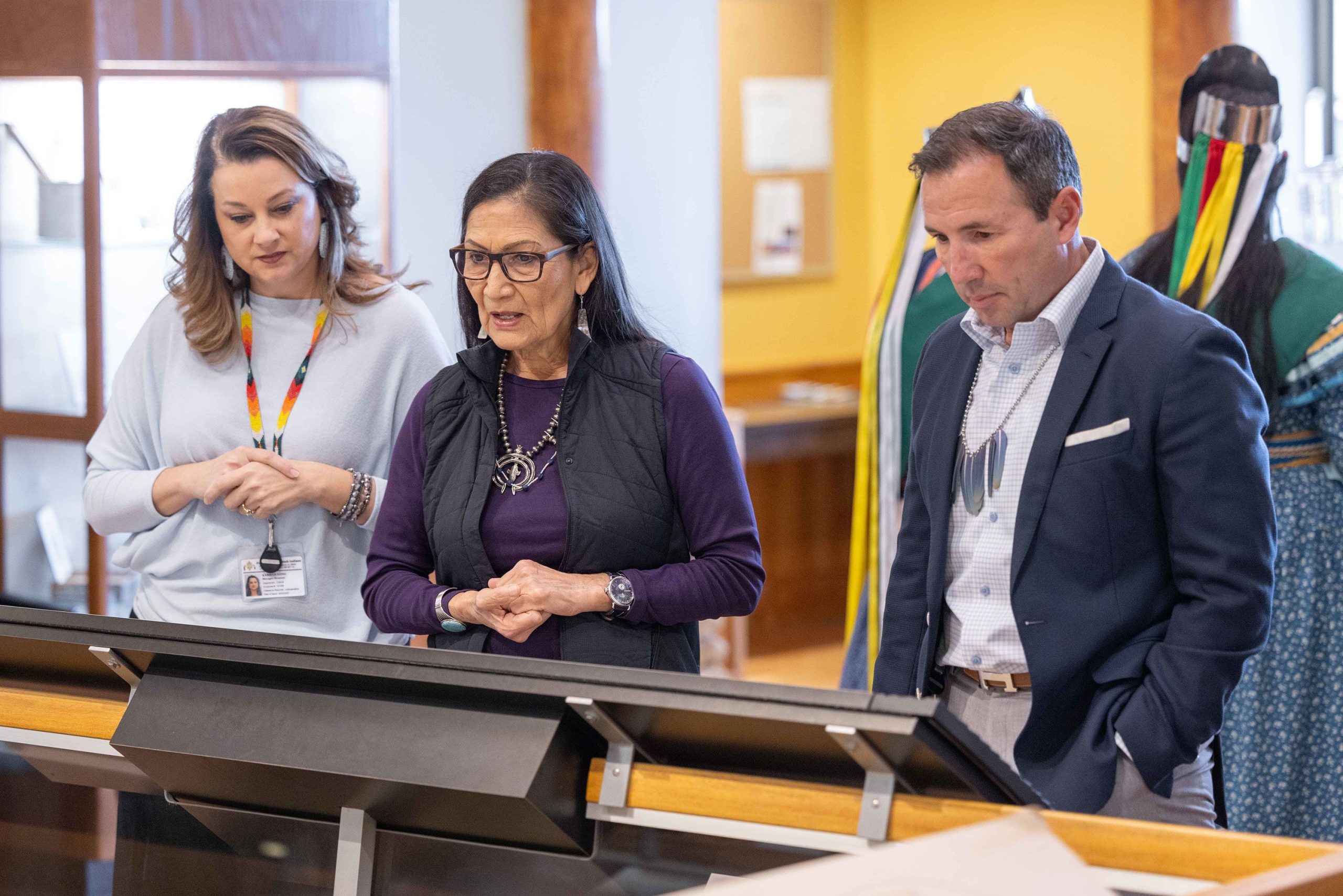 Bộ trưởng Nội vụ Deb Haaland lúc đó thăm khu bảo tồn Poarch Creek Indian, nằm ở miền nam Alabama, và tham quan một bảo tàng cùng phó chủ tịch bộ lạc Robbie McGhee vào tháng 1 năm 2024.